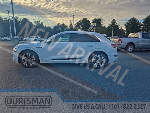 Used 2022 Audi e-tron Premium w/ Towing Package image 5
