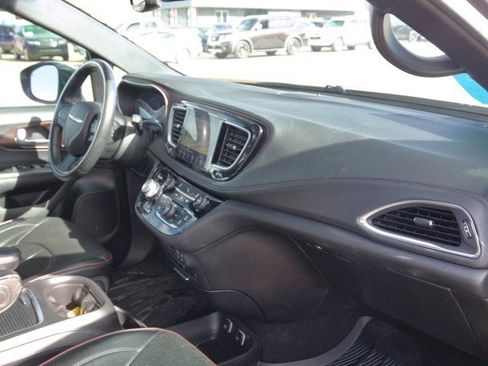 Used 2020 Chrysler Pacifica Limited FWD image 39