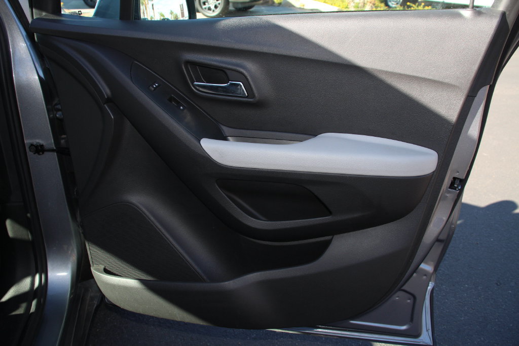 Used 2020 Chevrolet Trax LS w/ Tint and Cruise Package FWD image 27