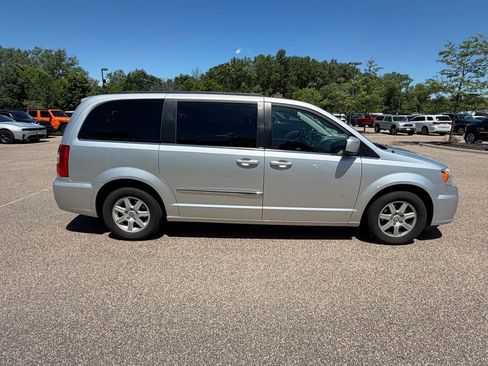 Used 2012 Chrysler Town & Country Touring w/ Entertainment Group #1 FWD image 4