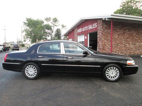 Used 2005 Lincoln Town Car Signature RWD image 4