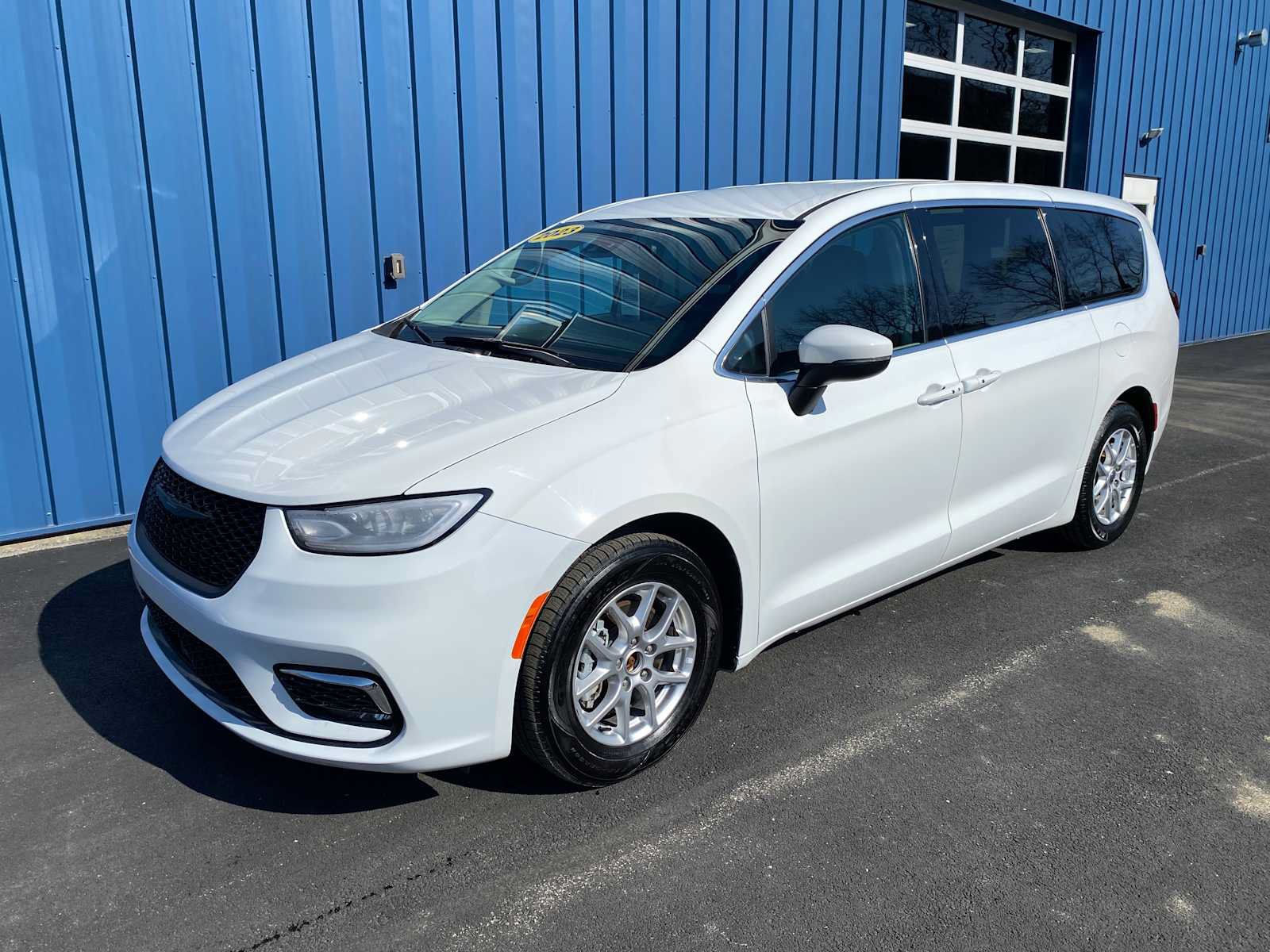 Used 2023 Chrysler Pacifica Touring-L FWD image 2