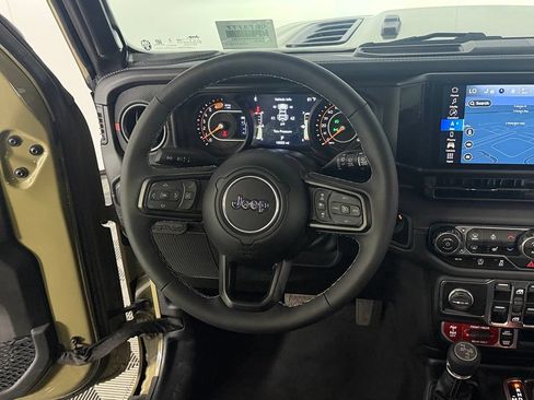 Used 2025 Jeep Wrangler Unlimited Rubicon AWD/4WD image 13