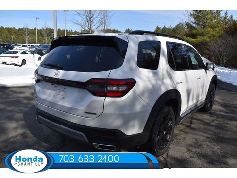 New 2025 Honda Pilot Touring image 7