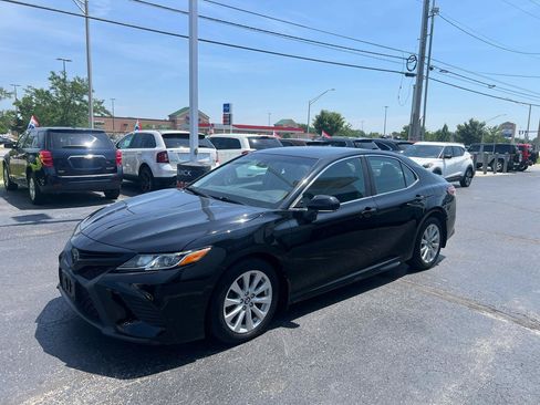 Used 2018 Toyota Camry SE FWD image 2