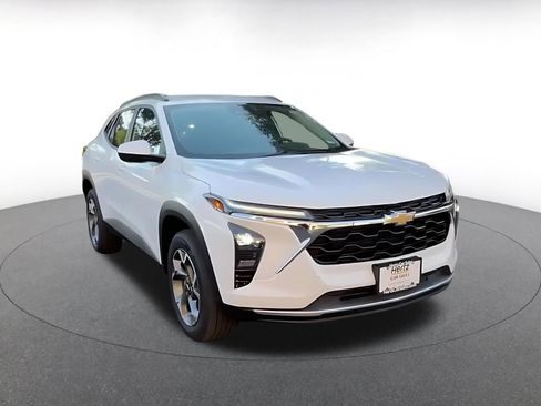 Used 2025 Chevrolet Trax LT image 3