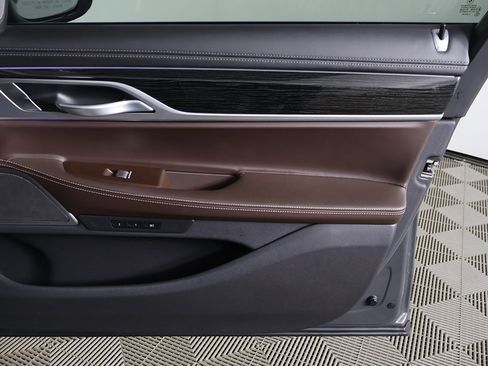 Used 2021 BMW 740i xDrive w/ Premium Package image 27