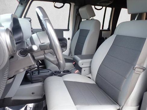 Used 2010 Jeep Wrangler Unlimited Rubicon AWD/4WD image 9