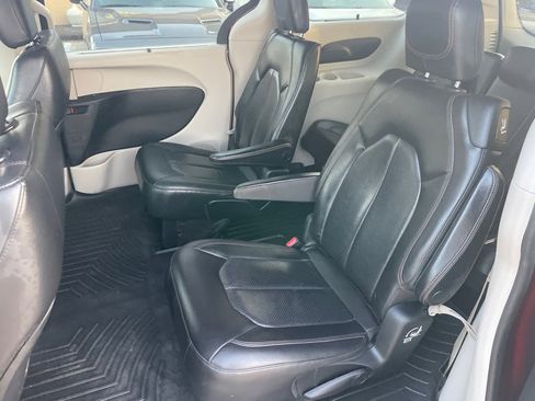 Used 2020 Chrysler Pacifica Touring-L image 14