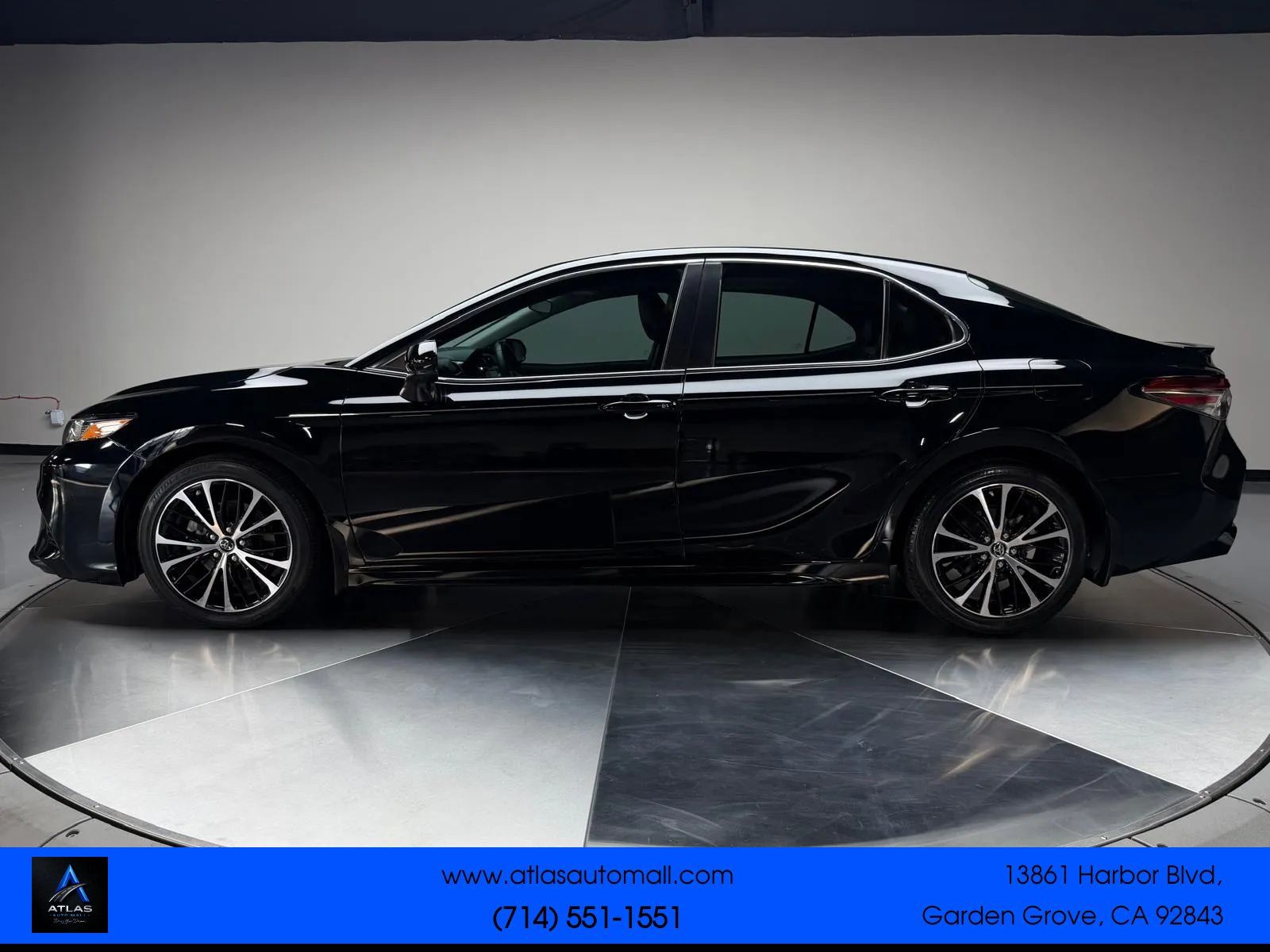 Used 2018 Toyota Camry SE w/ Moonroof Package FWD image 4