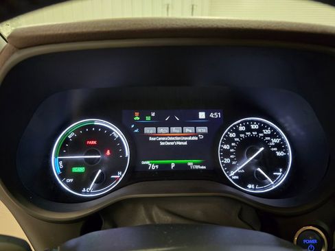 Used 2024 Toyota Sienna Platinum FWD image 22
