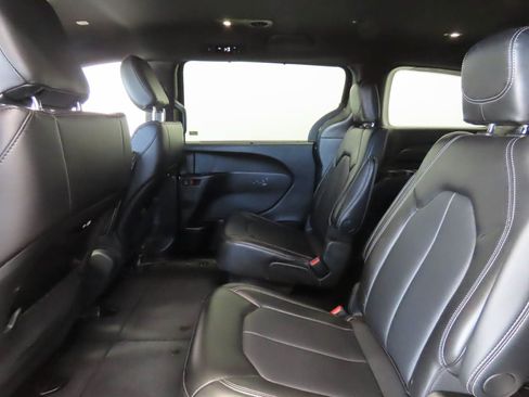 Used 2025 Chrysler Pacifica Select FWD image 15