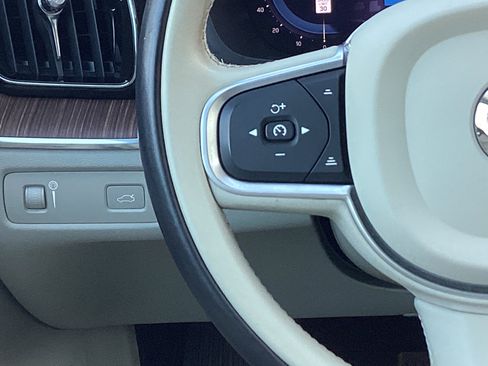 Certified 2022 Volvo XC60 B5 Momentum w/ Climate Package image 19