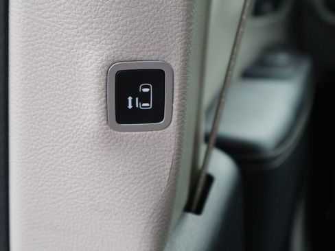 Used 2024 Chrysler Pacifica Touring-L FWD image 24