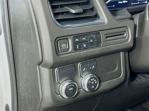 Used 2023 GMC Yukon SLT w/ SLT Premium Package image 10