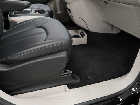Certified 2024 Chrysler Pacifica Touring-L FWD image 48