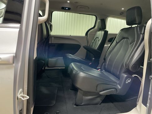Used 2024 Chrysler Pacifica Touring-L FWD image 23