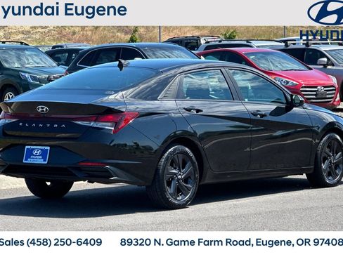 Used 2022 Hyundai Elantra SEL w/ Convenience Package FWD image 3