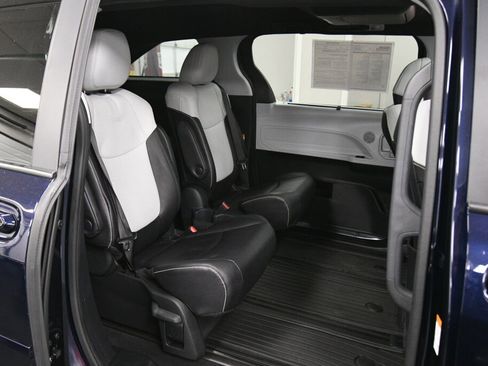 Used 2025 Toyota Sienna XSE image 26