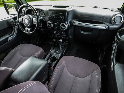 Used 2015 Jeep Wrangler Unlimited Sahara AWD/4WD image 20