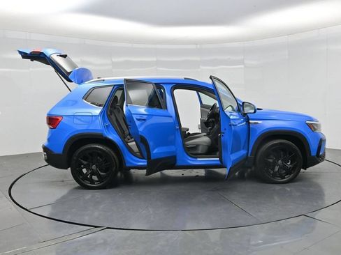 Used 2023 Volkswagen Taos SE w/ Panoramic Sunroof Package FWD image 3