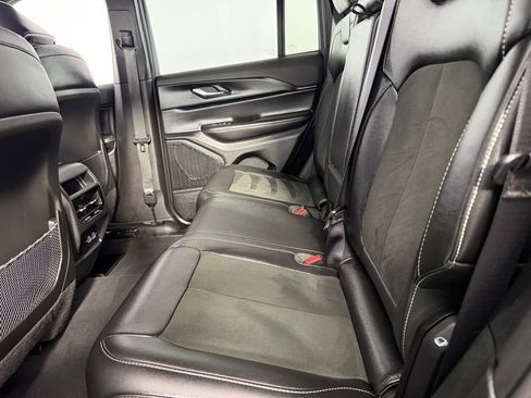 Used 2025 Jeep Grand Cherokee Altitude image 26