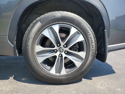 Used 2022 Toyota Highlander XLE AWD/4WD image 9