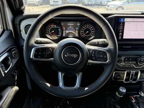 Used 2024 Jeep Wrangler Unlimited Sahara AWD/4WD image 19