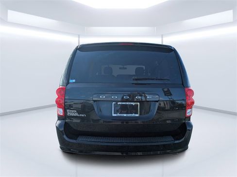 Used 2017 Dodge Grand Caravan SE image 4