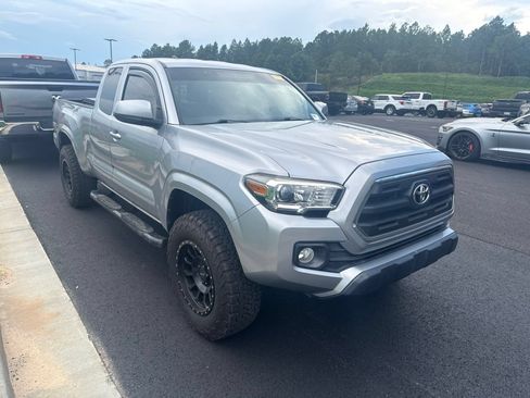 Used 2017 Toyota Tacoma SR5 RWD image 1