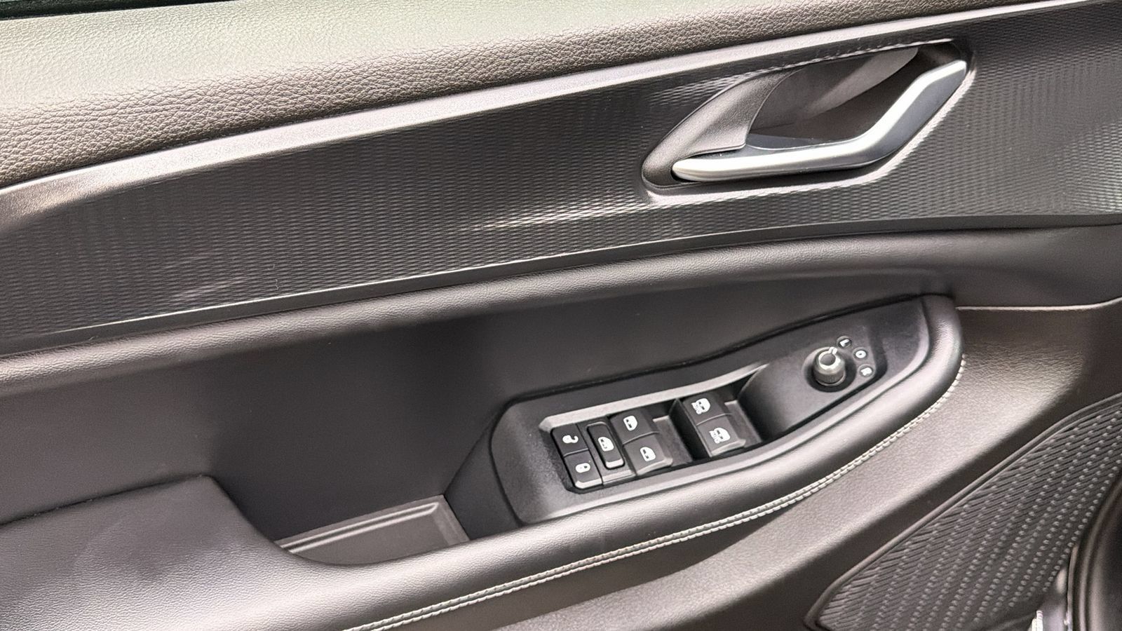 Used 2023 Jeep Grand Cherokee L Altitude AWD/4WD image 27
