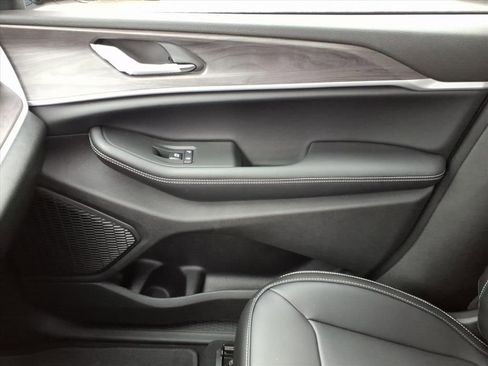 New 2025 Jeep Grand Cherokee Limited image 30