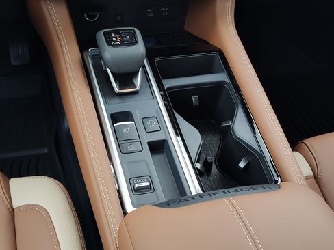 New 2026 Nissan Pathfinder Platinum FWD image 10