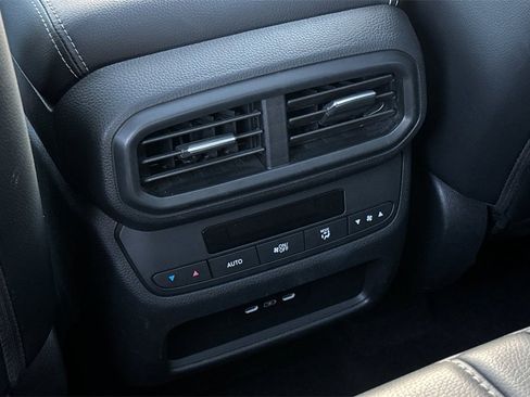 Used 2025 Honda Pilot Touring image 14