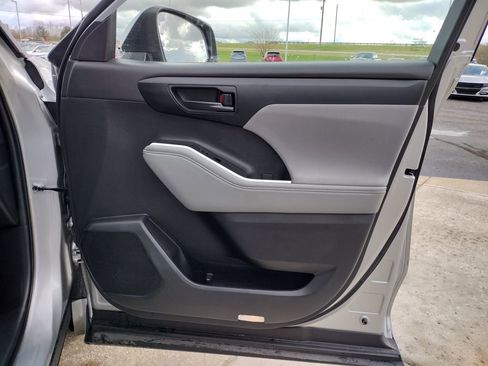 Used 2023 Toyota Highlander LE image 21