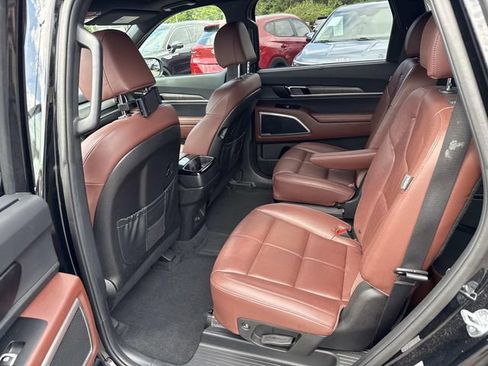 Used 2024 Kia Telluride EX w/ EX Captain's Chair Package FWD image 17