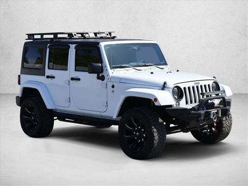 Used 2017 Jeep Wrangler Unlimited Sahara w/ Connectivity Group AWD/4WD image 3