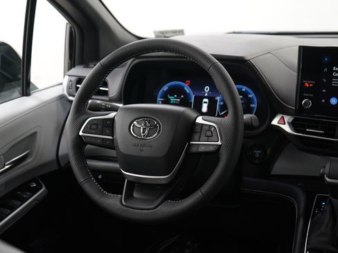 Used 2025 Toyota Sienna LE AWD/4WD image 15