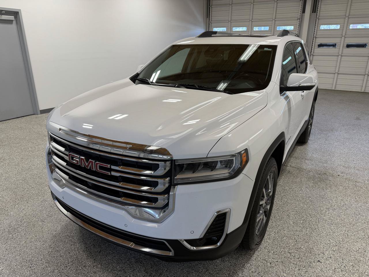 Used 2022 GMC Acadia SLT w/ Technology Package FWD image 2