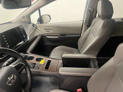 Used 2021 Toyota Sienna XLE w/ XLE Plus Package image 32