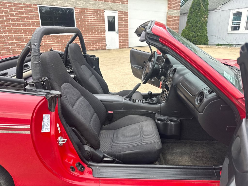Used 1999 MAZDA MX-5 Miata RWD image 11