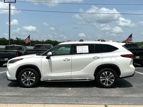 Used 2021 Toyota Highlander XLE FWD image 12