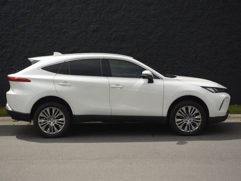 Used 2022 Toyota Venza XLE AWD/4WD image 8