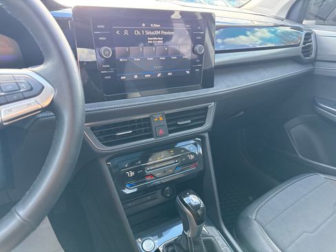 Certified 2025 Volkswagen Taos SE image 25