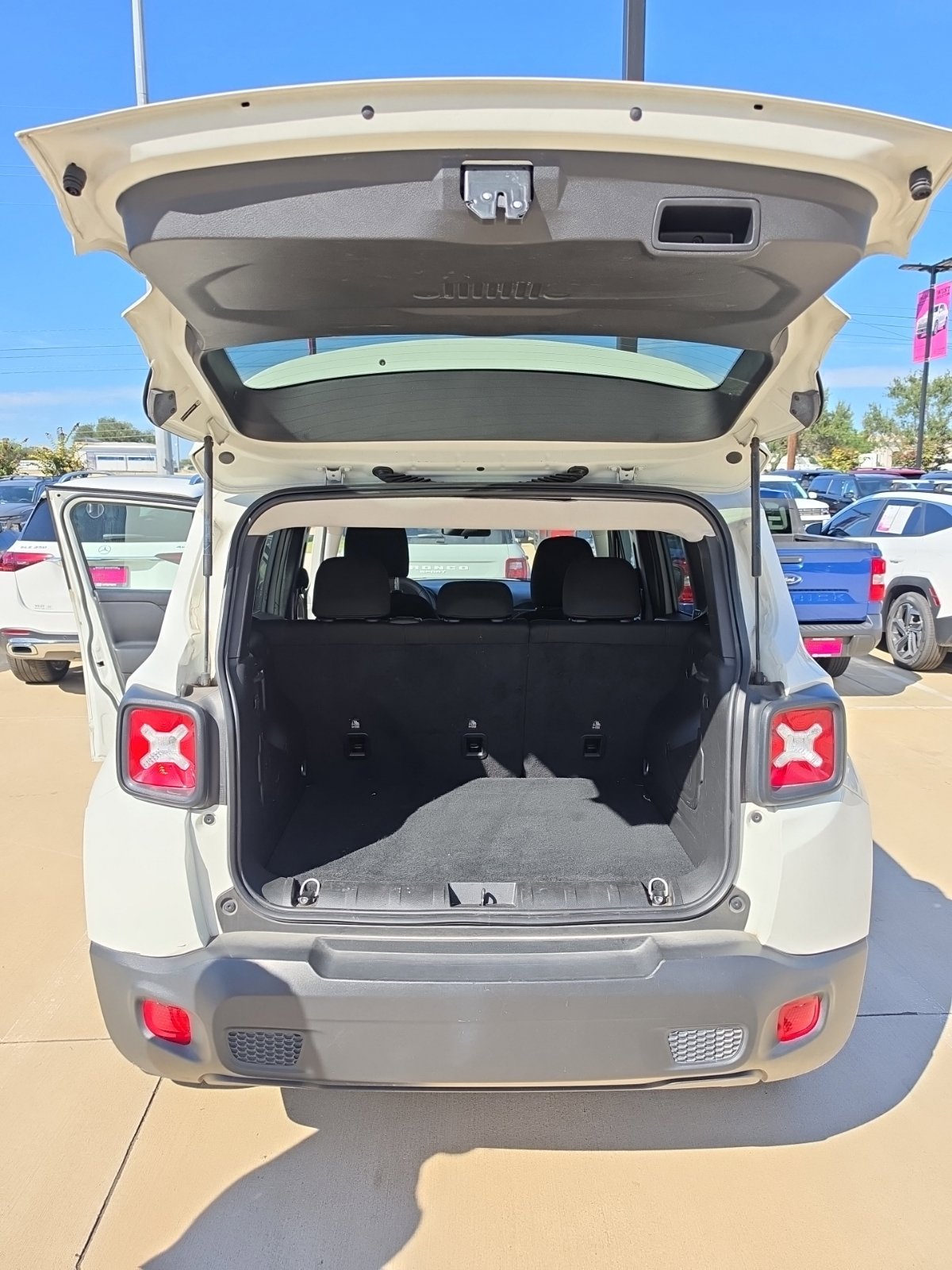 Used 2023 Jeep Renegade Latitude AWD/4WD image 10