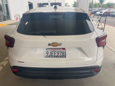 Used 2024 Chevrolet Trax LS w/ LS Convenience Package image 6