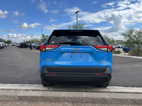 Used 2021 Toyota RAV4 XLE w/ Convenience Package image 4