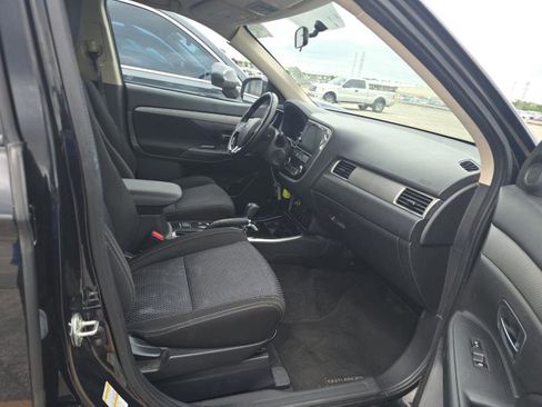 Used 2018 Mitsubishi Outlander SE image 15