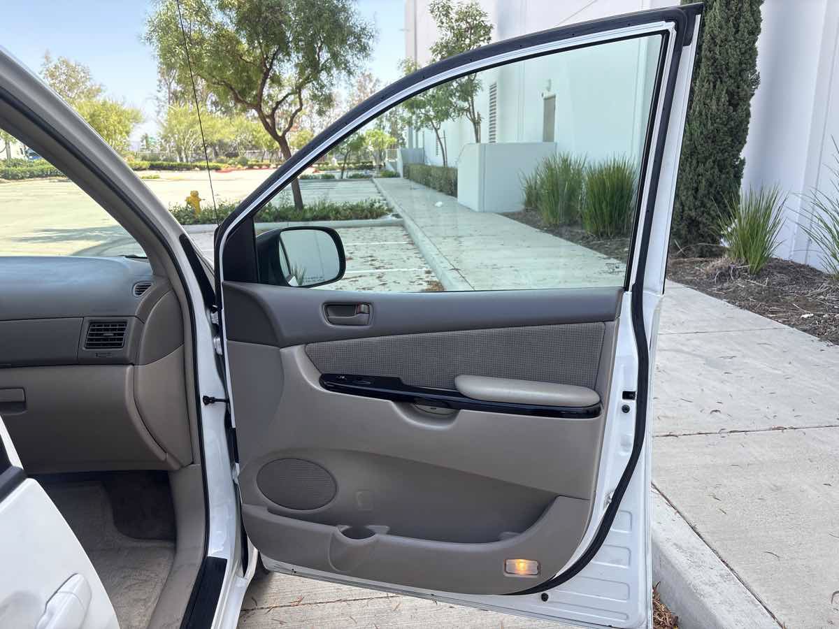 Used 2005 Toyota Sienna LE w/ LE Pkg 1 FWD image 13