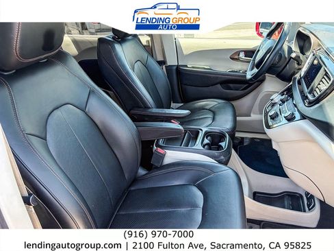 Used 2018 Chrysler Pacifica Touring-L FWD image 15